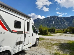 Stellplatz mit Blick in die Berge