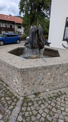 Brunnen vor der Volksbank