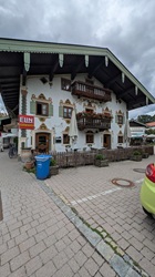 Pizza neben der Eisdiele