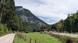 Breiter Wanderweg an der Bundesstraße nach Bad Reichenhall
