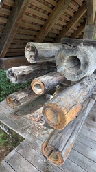 Alte Wasserleitungsrohre aus Holz