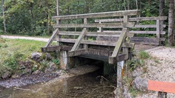 robuste Holzbrücke