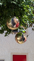 Hier hängen die Kugeln sogar im Baum