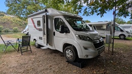 Wohnmobil steht