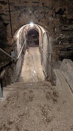 Durchgang zum nächsten Keller