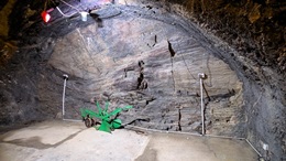 In Schieferfels gehauene Kellerwand