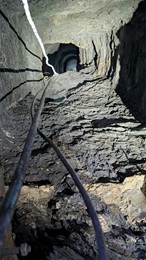 40m Luftschacht durch den Fels nach oben