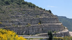 Bergterasse an der Autobahn