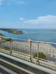 auf der Landstraße am Meer