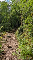 Aufwärts über steinigen Wegen