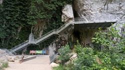 Treppe zum Grotteneingang