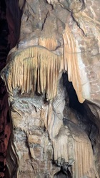 Stalaktiten und Stalagmiten
