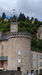 Glockenturm, auf dem Berg eine Wallfahrtskirche