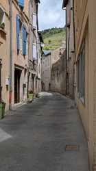 schmale Gasse mit Namen Stadtstrasse