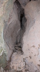 Daneben eine Höhle entdeckt - untersuchen